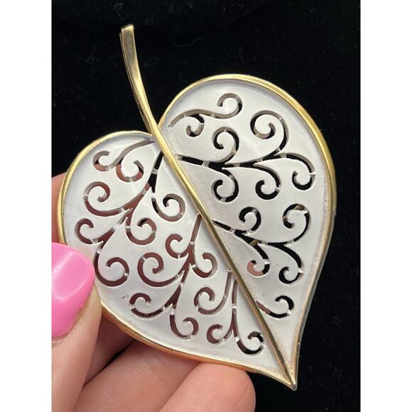 Crown Trifari Brooch Enamel Leaf Stunning Condition White Gold Vintage Costume - Picture 5 of 5